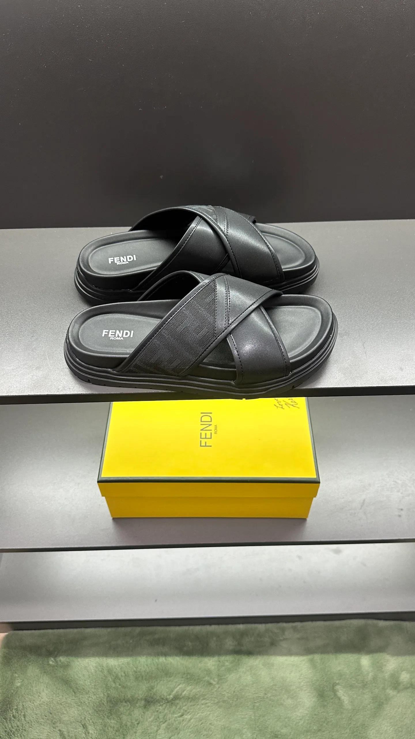 P300 [Fendi Slippers] High-end men's shoes brand, official website 1:1 latest masterpiece: original mold customization, fabrics made of imported original materials, upgraded outsole, lighter and non-slip. The market's top quality, simple yet tasteful, a must-have for fashionistas, fashionable at your feet, full of confidence, the same style at the counter 👍The season of summer slippers is here. Code: 38-45, 46 order